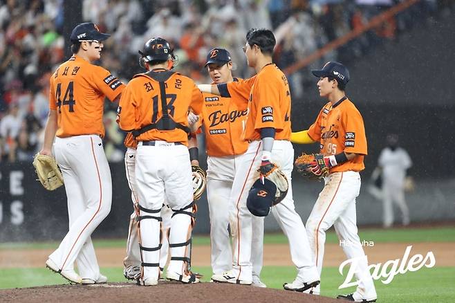 한화 선수들이 23일 대전 한화생명 볼파크에서 열린 2025 KBO리그 롯데전 승리 후 하이파이브 하고 있다. 사진 | 한화 이글스