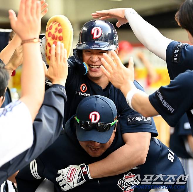 17일 광주KIA챔피언스필드에서 열린 두산과 KIA의 더블헤더 2차전 경기, 2회초 두산 김재환이 동점 솔로홈런을 치고 박석민 코치의 등에 업힌 채 기쁨을 나누고 있다. 광주=허상욱 기자wook@sportschosun.com/2025.05.17/