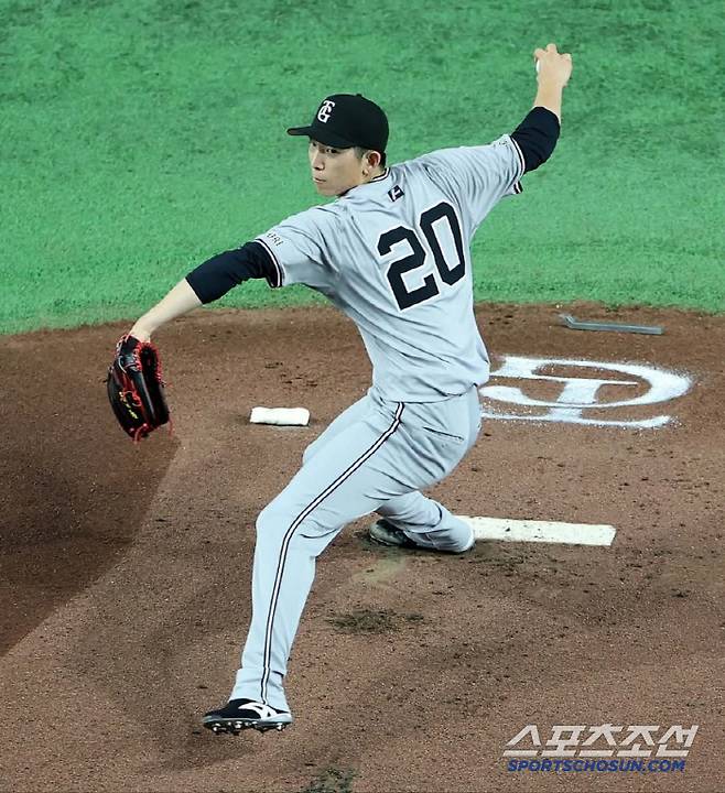 요미우리 에이스 도고는 25일 야쿠르트를 상대로 시즌 첫 승을 올렸다. 개막전 선발투수가 두 달 만에 첫 승을 신고했다. 사진캡처=요미우리 자이언츠 SNS