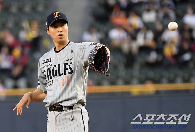 26일 잠실구장에서 열린 LG 트윈스와 한화 이글스의 경기. 한화 엄상백이 숨을 고르고 있다. 잠실=박재만 기자 pjm@sportschosun.com/2025.03.26/
