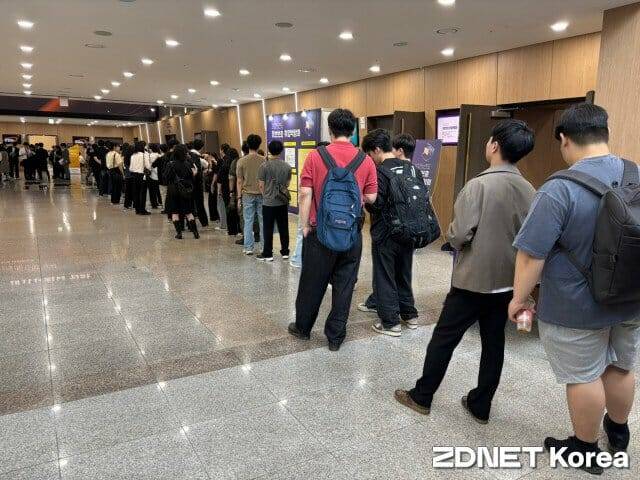 27일 서울 강남구 한국과학기술회관에서 열린 ‘정보보호 취업박람회’에 들어가려고 사람들이 줄 서 있다.(사진=유혜진 기자)