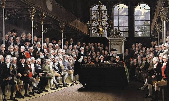안톤 히켈이 그린 ‘1793~94년의 하원’. 영국이 프랑스 혁명 전쟁에 처음 참전했을 당시 영국 의회 하원을 묘사했다. 윌리엄 피트(가운데 서서 손짓하는 인물) 총리가 회의장에서 토론을 벌이고 있다. /영국 국립초상화미술관 소장