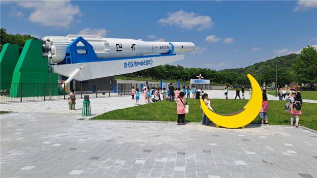 국립과천과학관에 전시된 누리호 실물 크기 모형./국립과천과학관