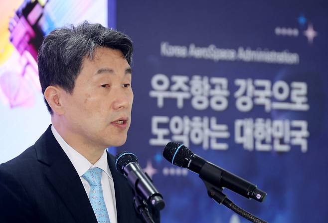 이주호 대통령 권한대행 부총리 겸 교육부 장관이 27일 경남 사천 우주항공청에서 열린 제1회 우주항공의 날 기념식에서 기념사를 하고 있다./연합뉴스