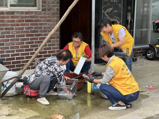(사)청양군자원봉사센터(센터장 이강희)가 거동이 불편하거나 청소하기 어려운 상황에 있는 독거노인·취약계층 가구 또는 마을회관을 방문해 냉장고에 있는 유통기한이 지났거나 상한 음식을 정리하고 청소해 어르신들의 건강을 지키기 위한 '냉장고 싹쓸이' 자원봉사 릴레이 봉사활동을 진행했다.청양군자원봉사센터 제공