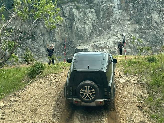 디펜더 옥타가 가파른 언덕 코스를 주파하고 있다. ⓒ데일리안 편은지 기자