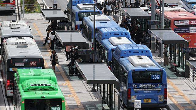 버스 정류장에 정차한 시내버스.ⓒ연합뉴스