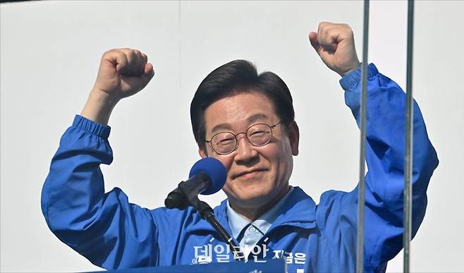 이재명 더불어민주당 대선 후보가 지난 26일 오후 경기도 남양주시 평내호평역 앞에서 열린 유세 현장에서 유권자들을 향해 지지를 호소하고 있다. ⓒ데일리안 홍금표 기자