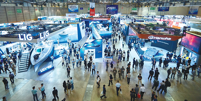 대한민국 해양 방위산업의 최신 기술과 세계 각국의 미래형 무기체계를 한눈에 볼 수 있는 ‘국제해양방위산업(MADEX) 2025’가 내일(28일)부터 31일까지 부산 벡스코에서 열린다. 사진은 ‘국제해양방위산업전(MADEX) 2023’ 전시장 전경. 국제해양방위산업전 2025 사무국 제공