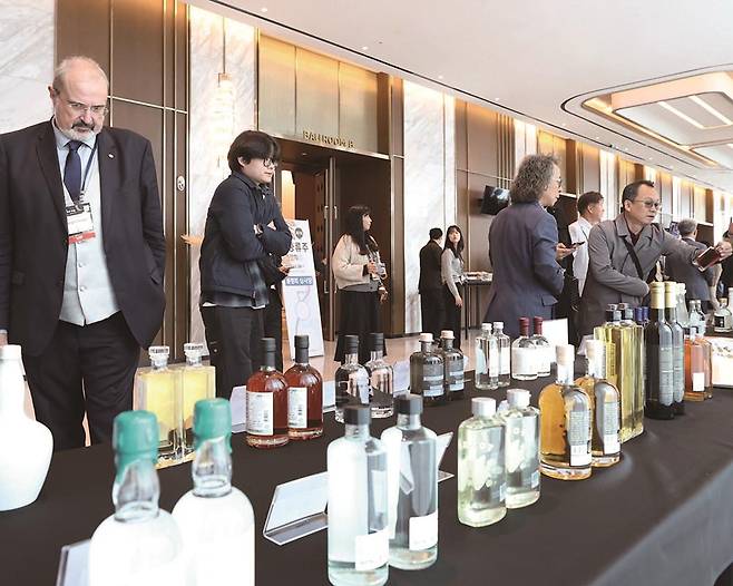 2024년 11월 9일 열린 제1회 안동국제증류주포럼에서 참가자가 시음행사에 참여하고 있다. /사진 조선비즈