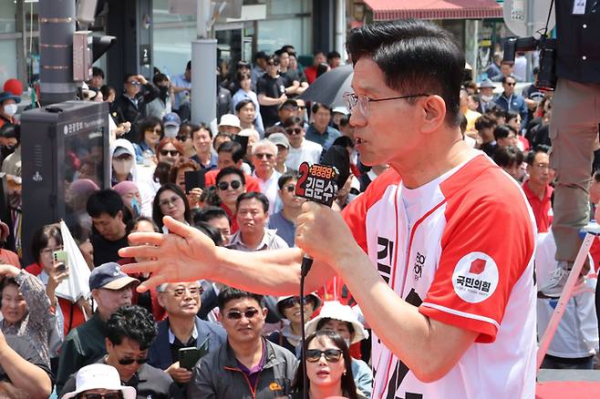 국민의힘 김문수 대선 후보가 26일 경기 평택시 K-55미군기지 정문 앞에서 유세를 하고 있다. 연합뉴스