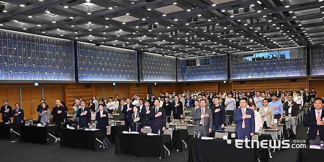 제21대 대선 선대위 초청 과학기술·ICT 공약 토론회가 27일 서울 중구 대한상공회의소에서 열렸다. 참석자들이 국민의례를 하고 있다. 이동근기자 foto@etnews.com