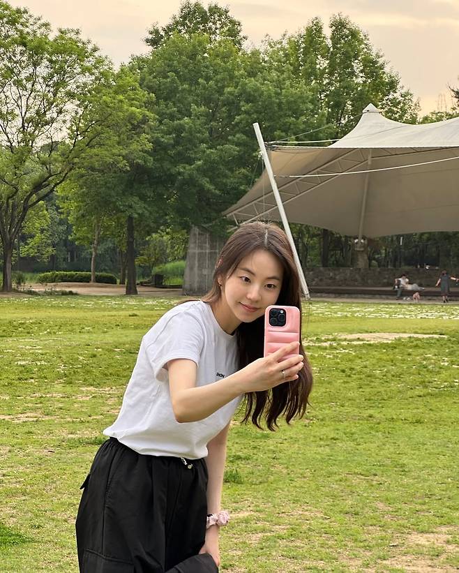 SaveVid.Net_501035408_18352094047156052_1533592039369958040_n.jpg 안소희 인스타 업로드