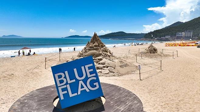 전남 완도군은 전국 군 단위 지자체 중 유일하게 '블루 플래그(Blue Flag)' 인증 해수욕장 3곳을 보유하고 있다고 27일 밝혔다. 사진은 아시아 최초 8년 연속 '블루 플래그' 인증을 받은 신지 명사십리 해수욕장 모습. 완도군 제공