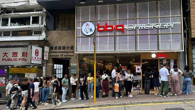 홍콩에 위치한 BBQ 센트럴점 앞에 고객들이 줄을 서서 기다리고 있다. BBQ 제공