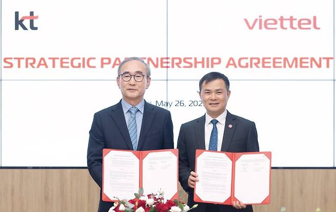 김영섭 KT 대표(왼쪽)와 따오 득 탕 비엣텔 그룹 회장 겸 CEO가 26일 베트남 하노이 비엣텔 그룹 본사에서 AX 협력을 위한 전략적 파트너십을 체결하고 기념 사진을 촬영하고 있다. KT 제공