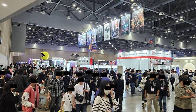 많은 인파가 몰린 반다이 남코 부스와 대원 미디어 부스