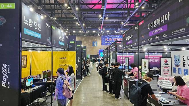 다양한 인디 게임사 부스들