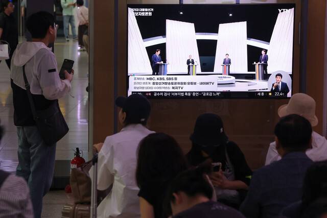 시민들이 27일 저녁 서울역 대합실에서 제21대 대통령 선거 정치 분야 티브이(TV) 토론회 생방송을 지켜보고 있다. 김영원 기자 forever@hani.co.kr