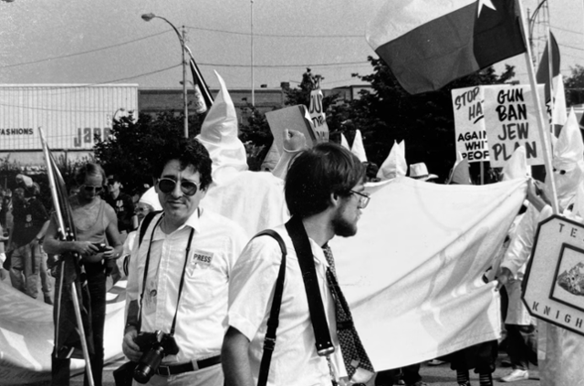 1990년 조지아주 게인즈빌에서 열린 KKK 잡회 현장을 취재하던 무렵의 레너드 제스킨드(왼쪽). 등을 돌린 이는 당시 제스킨드가 연구 책임자로 몸담고 있던 민주주의 재생센터(CDR) 책임자 대니얼 레비타스(Daniel Levitas)다. CDR 사진.