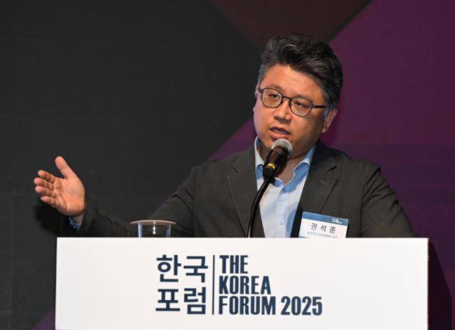 권석준 성균관대 화학공학부 반도체융합공학과 교수가 27일 서울 중구 웨스틴조선서울에서 열린 한국포럼에서 반도체 산업 주제 강연을 하고 있다. 왕태석 선임기자