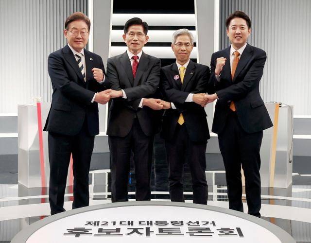 이재명 더불어민주당(왼쪽부터), 김문수 국민의힘, 이준석 개혁신당, 권영국 민주노동당 대선 후보가 23일 서울 영등포구 KBS본관 스튜디오에서 중앙선거방송토론위원회 주관 제21대 대통령선거 2차 후보자 토론회 시작에 앞서 기념 촬영을 하고 있다. 뉴스1