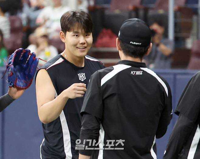 25일 오후 서울 고척스카이돔에서 열린 2025 프로야구 KT 와 키움 경기. KT 가 2-0 승리 했다. 경기종료후 이강철 감독과 승리투수가 된 소형준이 하이파이브 하고있다. 고척=정시종 기자 capa@edaily.co.kr /2025.05.25.