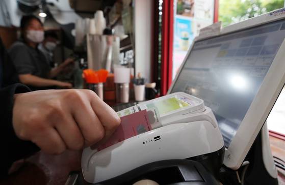 서울 시내 한 커피 전문점에서 카드 결제 하는 모습. 뉴스1