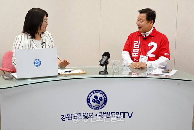 ▲ 이철규 국민의힘 강원도당위원장이 27일 강원도민일보 스튜디오에서 박지은 정치부장과 인터뷰를 하고 있다. 김정호 기자