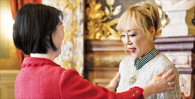 조수미(오른쪽)가 26일 파리 오페라 코미크에서 플뢰르 펠르랭 전 프랑스 문화부 장관으로부터 ‘코망되르’ 훈장을 받고 있다. 뉴스1