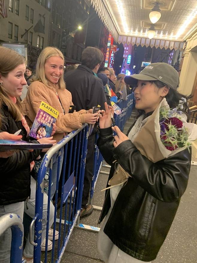 클레어를 연기한 중국계 미국인 배우 헬렌 J. 셴이 극장 밖을 나오자 관객들이 싸인을 받고 있다. 뉴욕=박신영 특파원