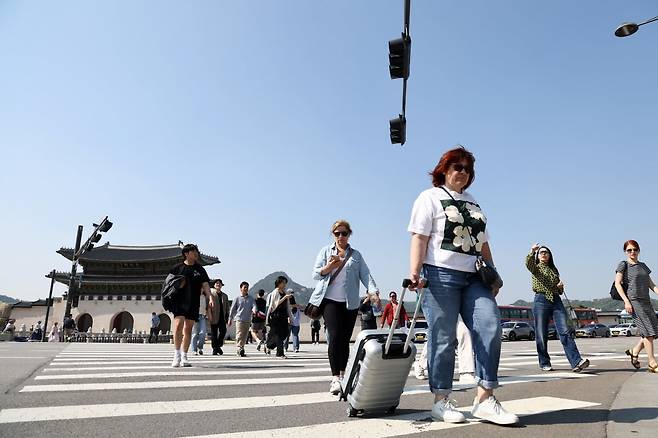 서울 광화문 광장에서 관광객들이 걷고 있다. /사진=연합뉴스