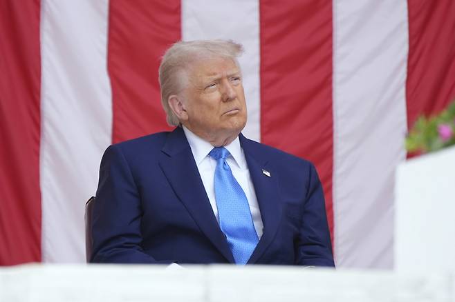 도널드 트럼프 미국 대통령이 26일(현지시간) 버지니아주 알링턴 국립묘지에서 열린 제 157회 메모리얼데이(현충일) 기념식에 참석해 있다. AP연합뉴스