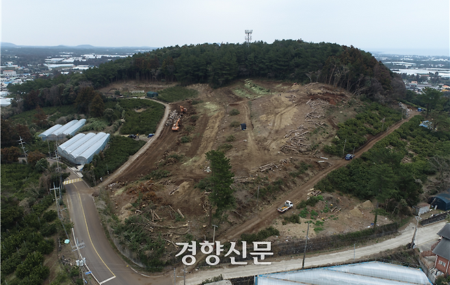 굴삭기를 이용해 제주 서귀포시 남원읍에 있는 넉시오름을 파헤쳐 훼손한 50대와 60대가 각각 검찰에 넘겨졌다. 제주자치경찰 제공