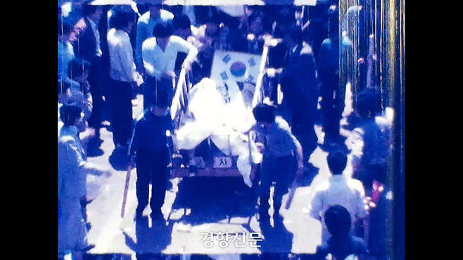 1980년 5월21일 오전 시민이 직접 광주 금남로를 찍은 영상이 처음으로 공개됐다. 집단발포 전 시민들이 5월20일 밤 계엄군에 의해 숨진 시민 시신 2구가 실린 수레를 끌고 가고 있다. 동영상 캡처. 5·18기록관 제공.