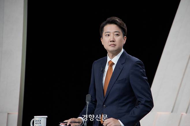 이준석 개혁신당 대선 후보가 27일 서울 상암 MBC스튜디오에서 열린 대선 후보 3차 TV토론회에 참석하고 있다. 국회사진기자단