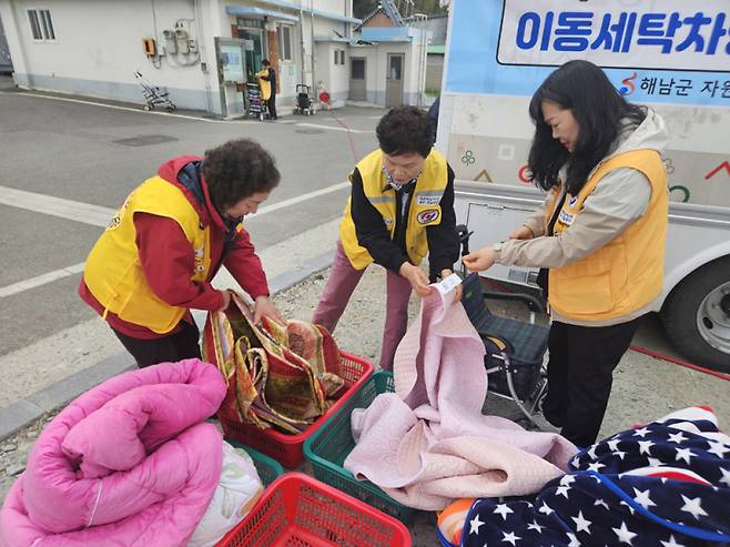 해남군은 읍면에 행복채움 냉장고를 설치해 지역 주민이 자발적으로 식재료를 채우면 필요한 가정에서 사용토록 하고, 이동 세탁 차량으로 빨래 봉사를 추진하는 등 해남형 특화사업으로 소외계층을 꾸준히 지원했다. /전남도