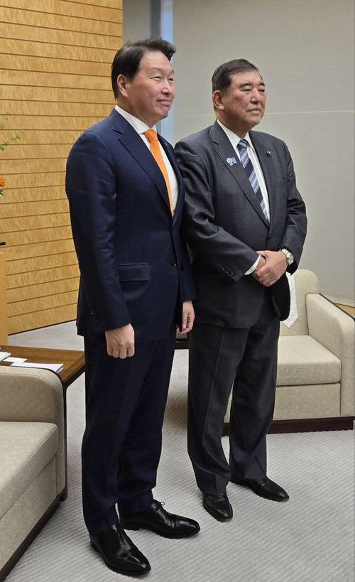 최태원 대한상공회의소 회장(왼쪽)이 27일 일본 도쿄 총리관저에서 이시바 시게루 일본 총리와 면담에 앞서 기념촬영을 하고 있다. 대한상의