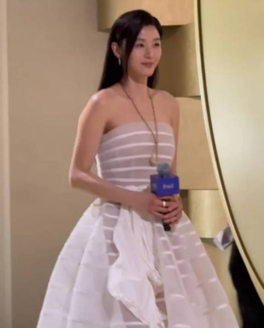 전지현이 화이트 시스루 튜브톱 드레스를 착용하고 등장해, 고혹과 절제, 우아함의 정점을 찍는 순간을 완성했다.사진=피아제 제공