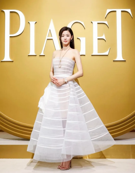 단순한 드레스가 아닌, 건축적 실루엣이 살아있는 하이엔드 패션의 진수였다.사진=전지현 SNS