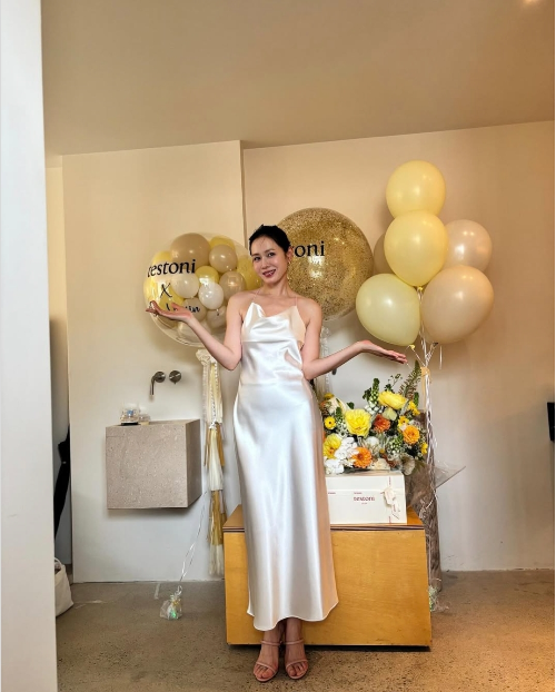 슬림한 민소매 실루엣에 고혹적인 포즈는 단숨에 분위기를 런웨이로 전환시켰다.사진=손예진 SNS