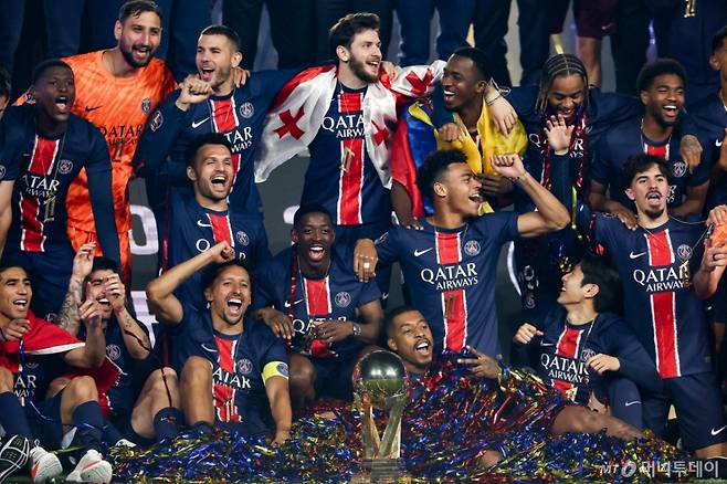 이강인이 18일(현지시간) 파리의 파르크 데 프랭스에서 열린 PSG의 리그1 우승 기념 행사에 참석해 동료들과 기뻐하고 있다. /사진=(파리 AFP=뉴스1) 우동명 기자