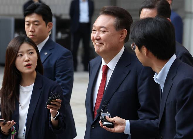 윤석열 전 대통령이 26일 오후 서울 서초구 중앙지방법원에서 열린 내란 우두머리 혐의, 직권남용 권리행사방해 혐의 사건 5차 공판을 마친 후 취재진의 질문을 받으며 법원을 나서고 있다. /사진=뉴스1.