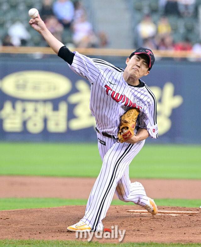2025년 5월 15일 오후 서울 잠실구장에서 진행된 '2025 신한 SOL뱅크 KBO 리그' 키움 히어로즈와 LG 트윈스의 경기.LG 선발투수 임찬규가 역투하고 있다./마이데일리