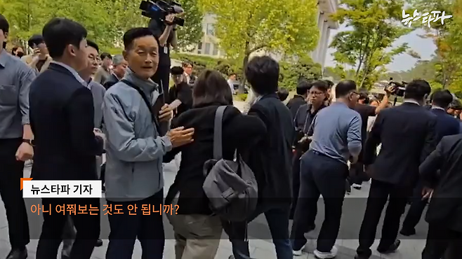 27일 국회 소통관 앞에서 열린 이준석 개혁신당 대선 후보 기자회견 이후 뉴스타파 기자 질문 시도하는 모습. ⓒ뉴스타파