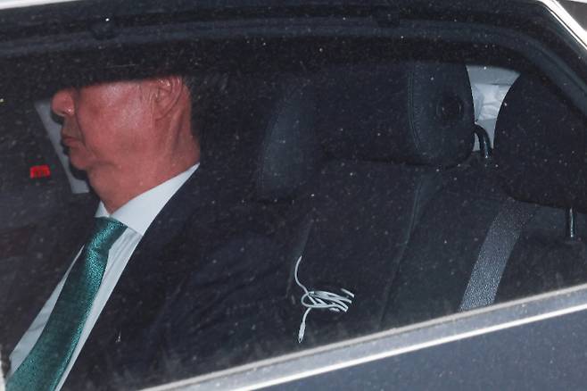 한덕수 전 국무총리가 26일 밤 서울 서대문구 경찰청 세검정로 별관에서 내란 혐의 피의자 소환 조사를 마치고 청사를 빠져나가고 있다. 연합뉴스