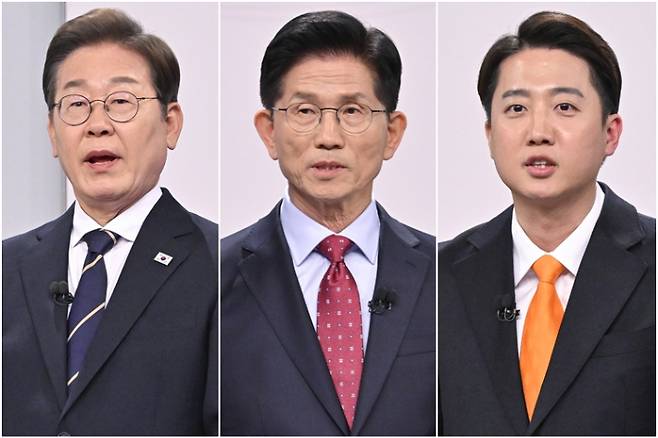 더불어민주당 이재명 대선후보(왼쪽부터), 국민의힘 김문수 대선후보, 개혁신당 이준석 대선후보가 18일 서울 마포구 상암동 SBS 프리즘센터 스튜디오에서 열린 제21대 대선 1차 후보자 토론회를 준비하고 있다. 연합뉴스