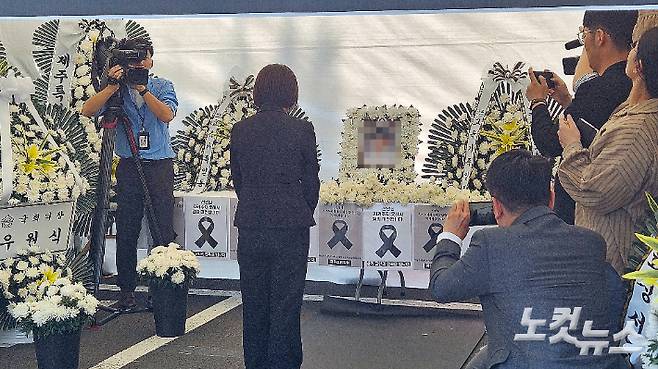 숨진 A 교사를 추모하는 백승아 의원. 고상현 기자