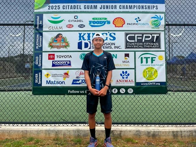 25일(현지 시각) 괌에서 열린 ITF 국제 주니어 테니스 대회(J60) 남자 단식 우승을 차지한 김태우. 선수 제공