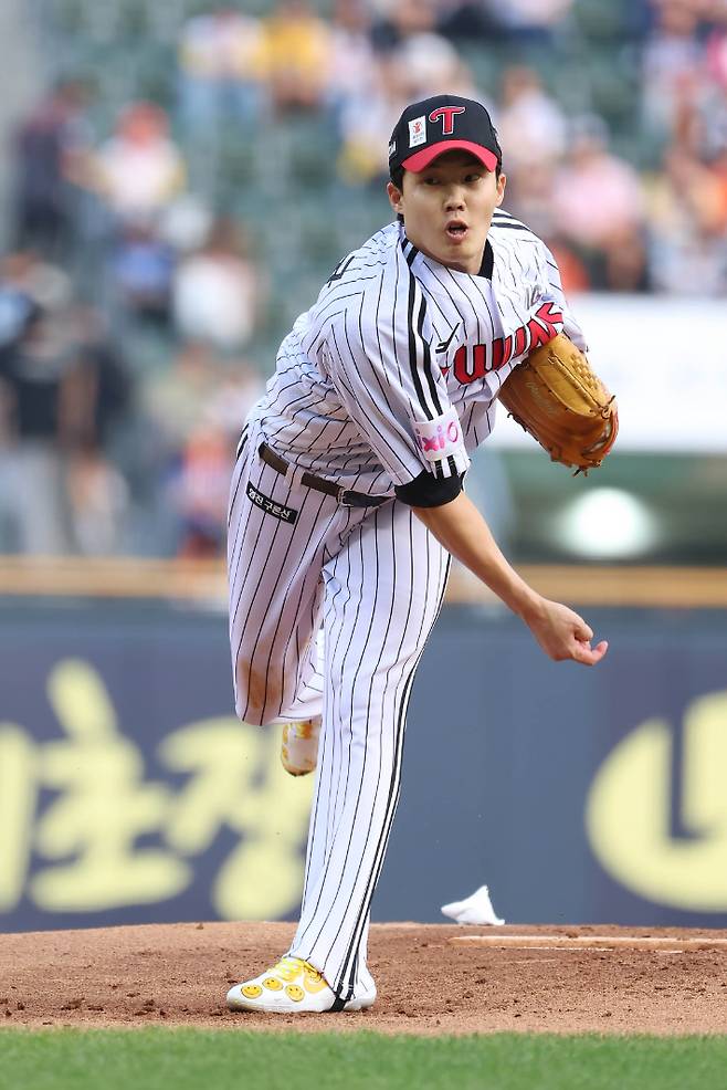 LG 선발 임찬규가 27일 한화와 홈 경기에 선발 등판해 역투하고 있다. LG